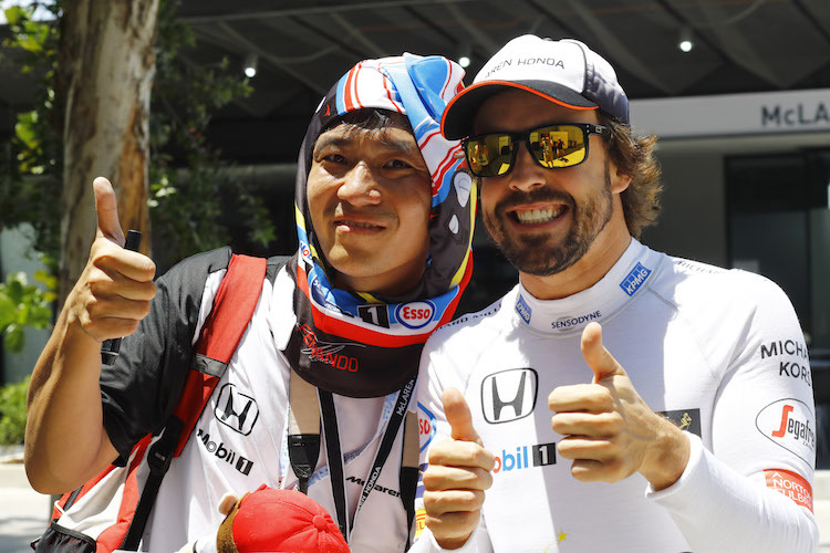 Fernando Alonso posiert mit einem Fan