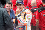 Marc Márquez will nicht länger im Regen stehen (im Hintergrund sein Manager Jaime Martinez)