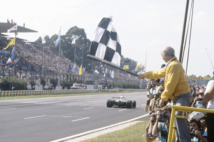 Juan Manuel Fangio winkt im Argentinien-GP 1981 seinen Landsmann Carlos Reutemann ab