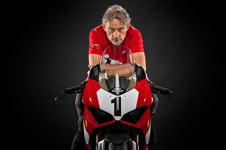 Carl Fogarty wird die Ehre zuteil, die Ducati Panigale V4 25°Anniversarion 916 zu enthüllen