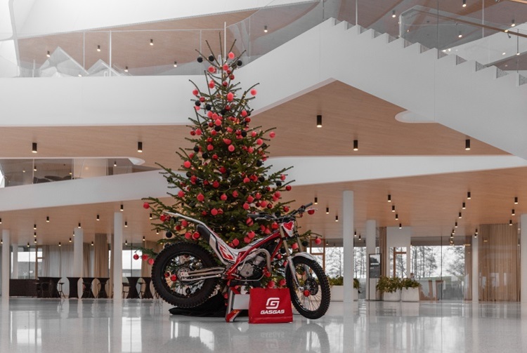GASGAS TXT Racing 300 unter dem Weihnachtsbaum - wer würde sich da nicht freuen?