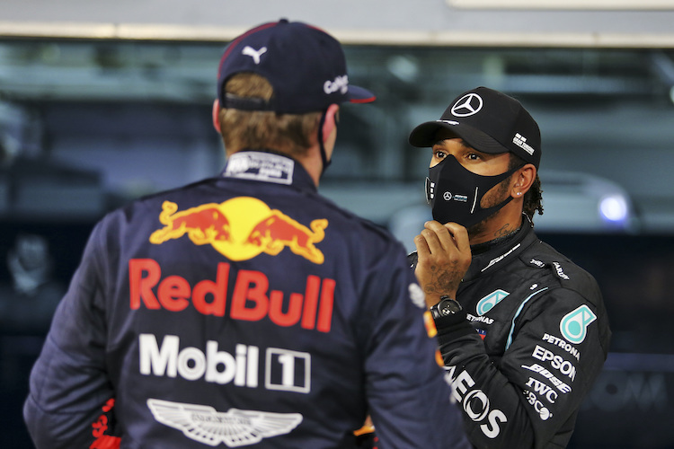 Max Verstappen sitzt Lewis Hamilton beim Start im Nacken