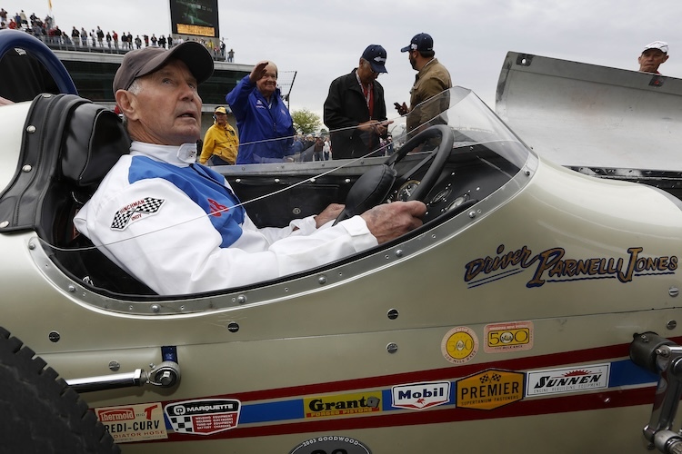 Parnelli Jones 2015 in seinem Siegerauto des Indy 500 aus dem Jahre 1963