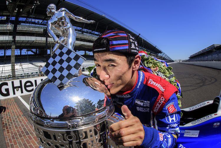 Takuma Sato mit seinem Siegerpokal