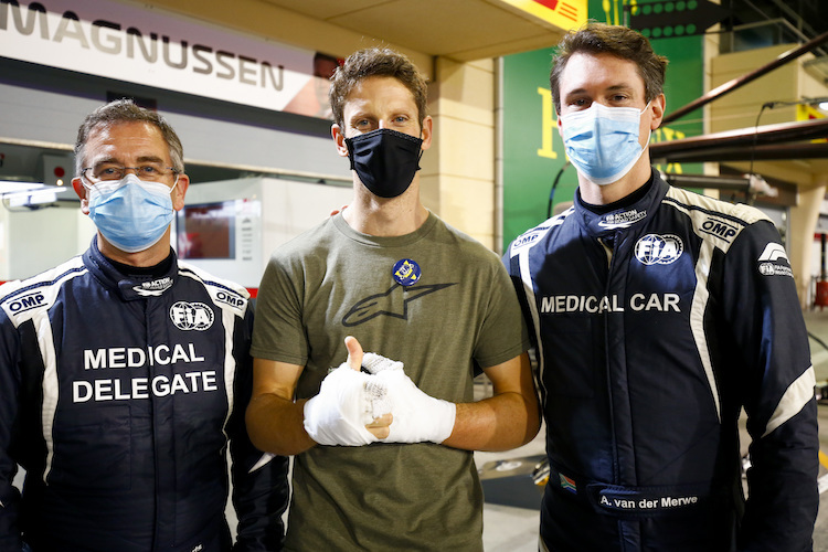Dr. Ian Roberts (links) mit Romain Grosjean und Medical Car-Fahrer Alan van der Merwe