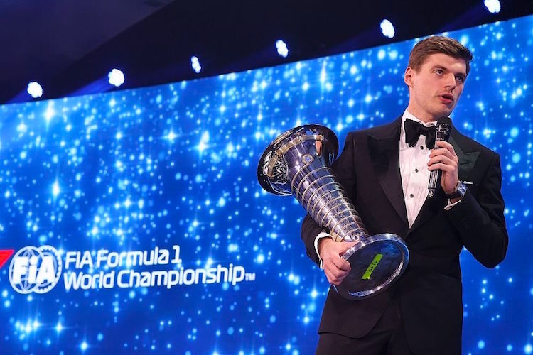 Max Verstappen mit WM-Pokal 2022