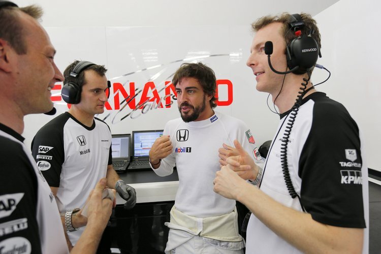 Fernando Alonso mit seinen Mitarbeitern