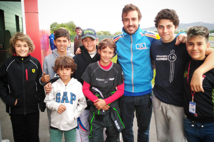 Fernando Alonso mit ein paar Kart-Kids