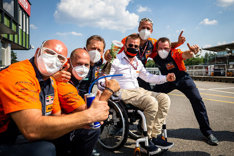 Pit Beirer (weisses Hemd) jubelt in Brünn mit der KTM-Mannschaft