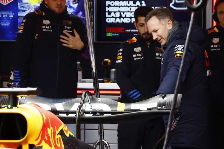 RBR-Teamchef Christian Horner sieht sich den veränderten Flügel an