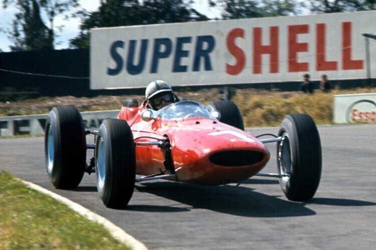 John Surtees mit seinem Ferrari 1964 auf dem Weg zum WM-Titel