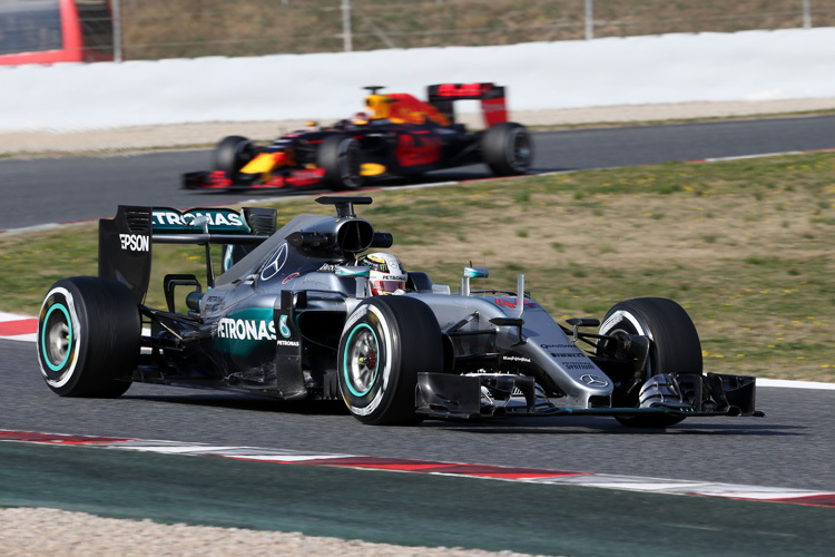 Lewis Hamilton vor Daniil Kvyat