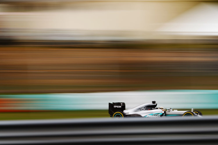 Lewis Hamilton sichert sich im 16. WM-Lauf die Pole-Position