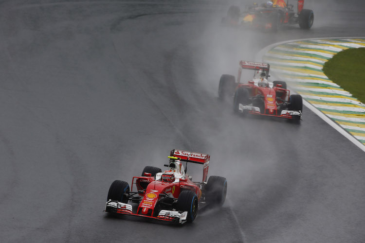Kimi Räikkönen vor Sebastian Vettel in Brasilien