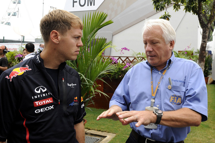 Charlie Whiting (FIA) neben Sebastian Vettel: Steht sein Job auf dem Spiel?