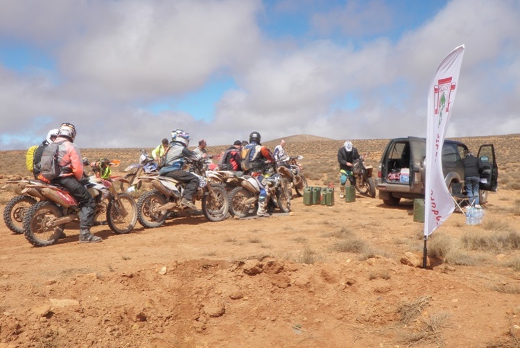 Dank der Versorgung durch den Veranstalter kann man die dünn besiedelte Gebirgslandschaft Marokkos mit der Sportenduro erfahren