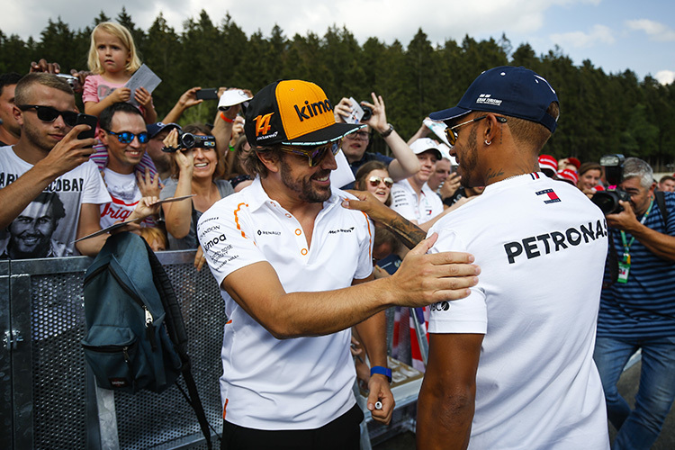 Fernando Alonso und Lewis Hamilton in Belgien