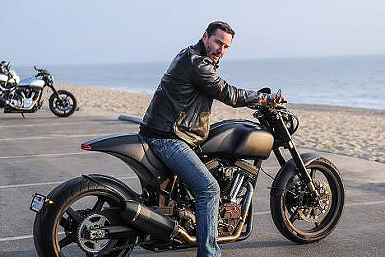 Hollywood-Schauspieler Keanu Reeves darf in Suzuka Ehrenrunden drehen