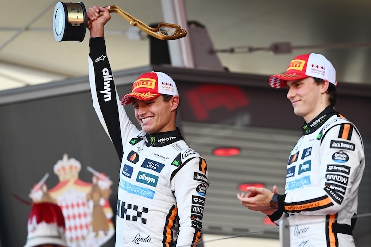 Links Monaco-Sieger Lando Norris, Oscar Piastri rechts applaudiert sportlich
