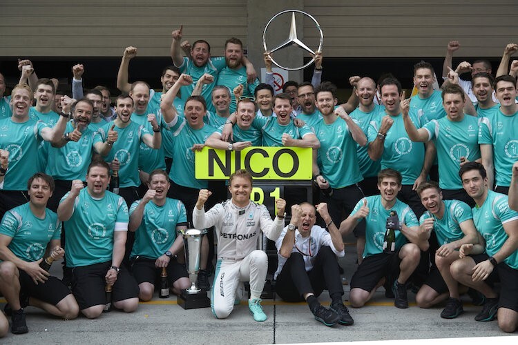Nico Rosberg und seine Mechaniker