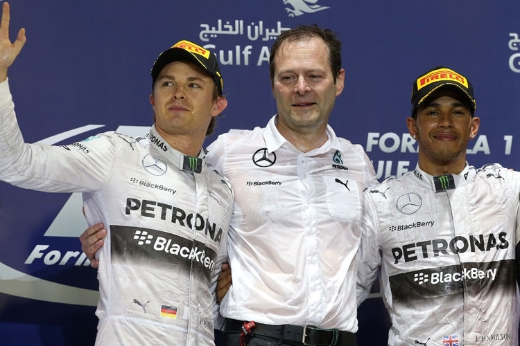 Aldo Costa mit Nico Rosberg un Lewis Hamilton nach dem Bahrain-GP