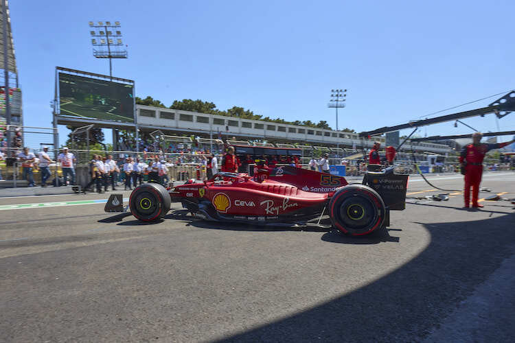 Der Ferrari von Carlos Sainz: Gut zu erkenne, das Stützkabel des Unterbodens, vor dem Hinterrad