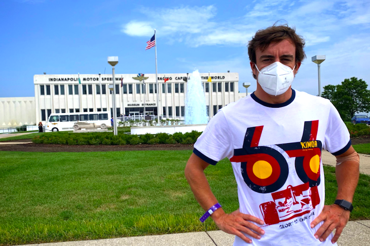 Fernando Alonso vor dem Indy-Museum