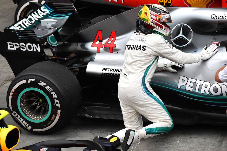 Lewis Hamilton herzt nach seinem Sieg in Brasilien den guten Stern