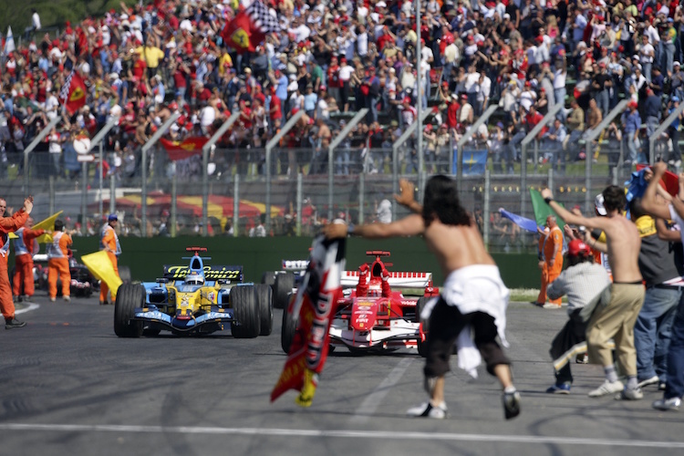 Das waren noch Zeiten: Michael Schumacher (Ferrari) gegen Fernando Alonso (Renault) in Imola