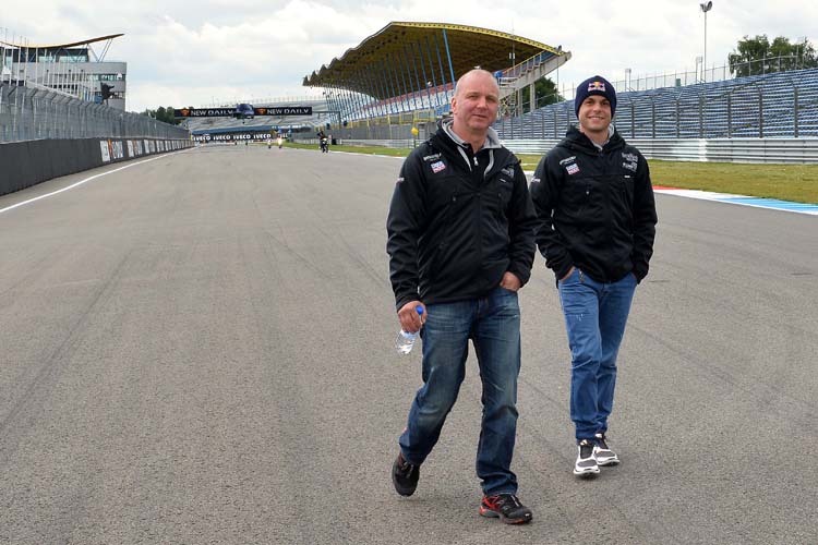 Die langsamste Runde des Wochenendes: Jürgen Lingg und Sandro Cortese inspizieren den Circuit