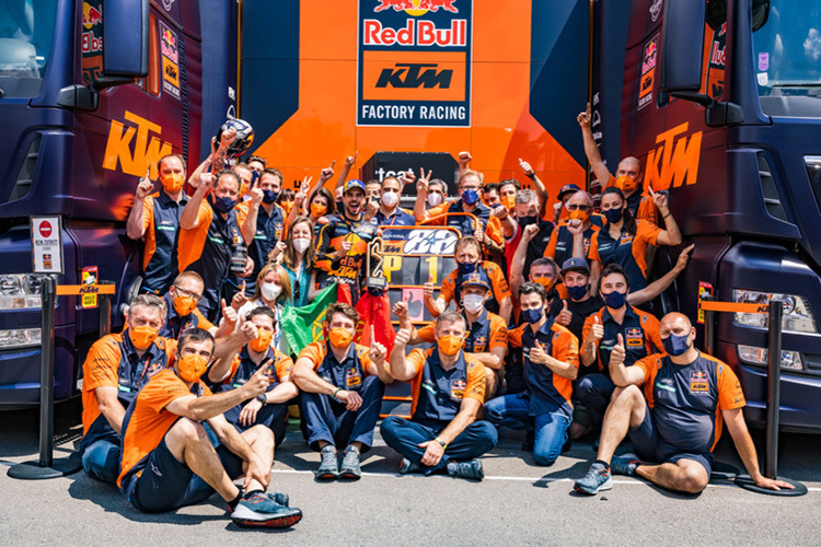 Das Red Bull KTM-Team jubelt – erster Saisonsieg