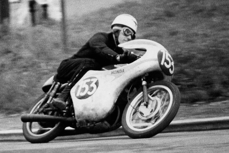 Kurze aber erfolgreiche Karriere. Tom Phillis war der erste Pilot der einen Motorrad-WM Lauf für Honda gewann. Hier auf der 125er am Sachsenring 1961
