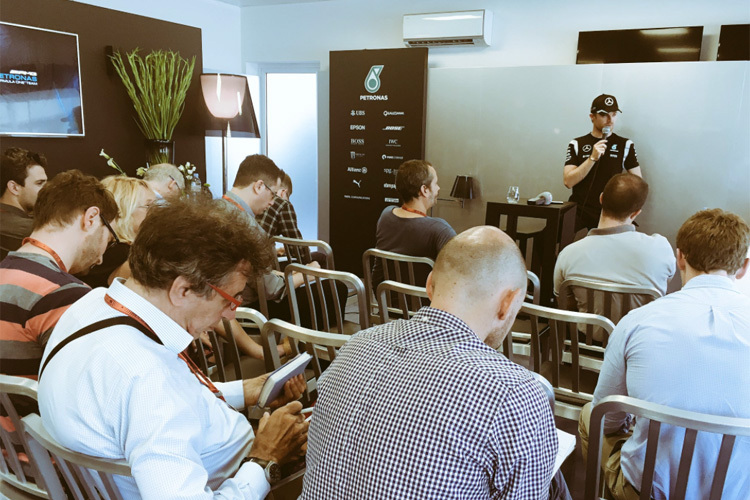 Nico Rosberg vor der Journalistenrunde