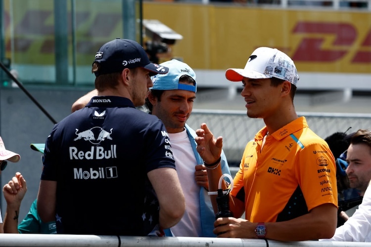 Lando Norris (r.) mit Max Verstappen (l.) und Carlos Sainz beim Miami-GP. Beim genauen Blick ist erkennbar: Norris trägt ein Pflaster auf seiner Nase