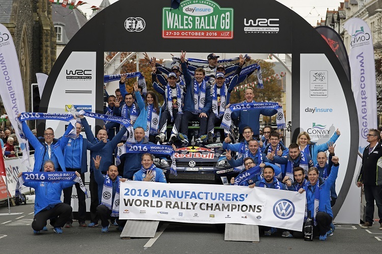 Das Meisterteam von Volkswagen im Wales-Ziel