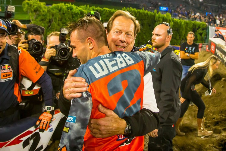 Freude nach dem ersten Sieg in Anaheim: Webb wird von Roger DeCoster empfangen