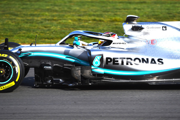 Der neue Mercedes mit Lewis Hamilton am Lenkrad