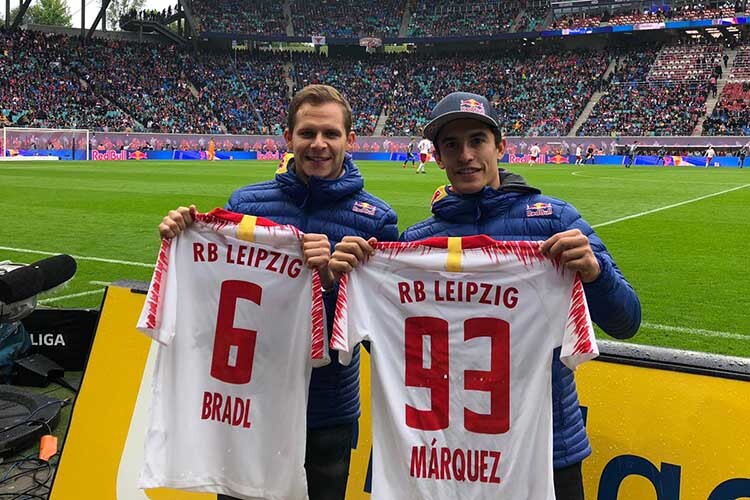 Stefan Bradl und Marc Márquez mit ihren RB-Leipzig-Trikots