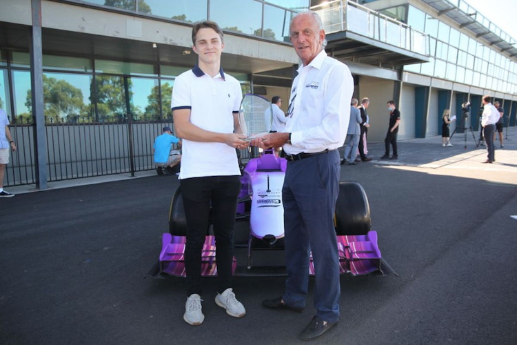Oscar Piastri bekam den Sir Jack Brabham Award vom früheren Formel-1-Piloten Tim Schenken überreicht 