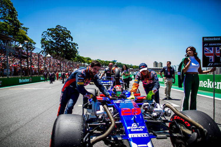 Brendon Hartley in Brasilien – mit Casio auf der Fahrzeugnase des Toro Rosso