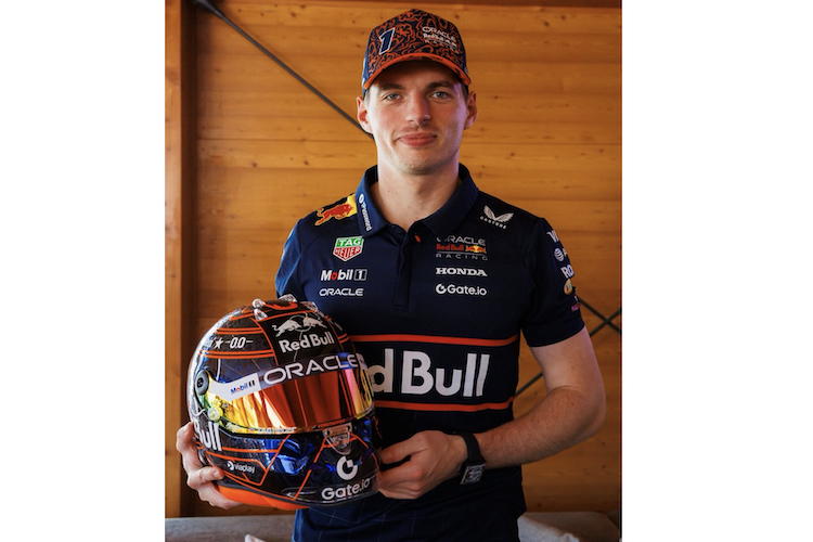 Max Verstappen zeigt stolz sein neues Helm-Design