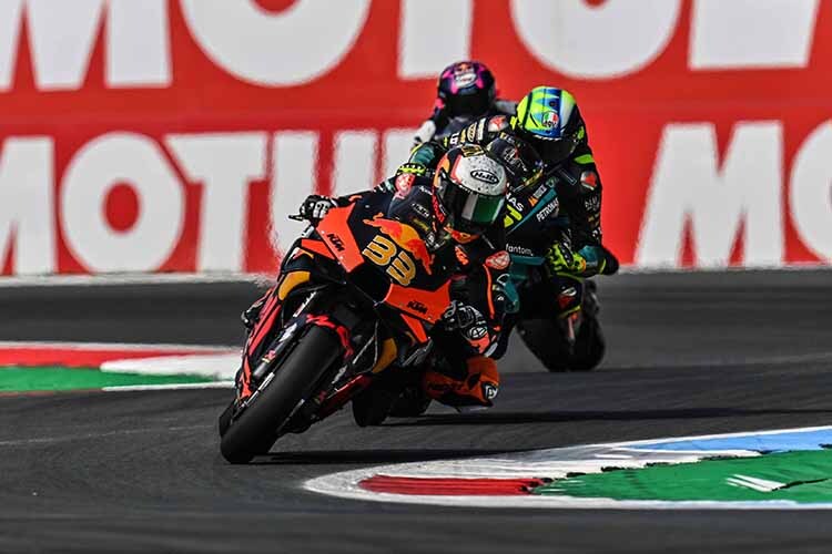 In der Schikane vor Start/Ziel: Brad Binder (33) vor Rossi