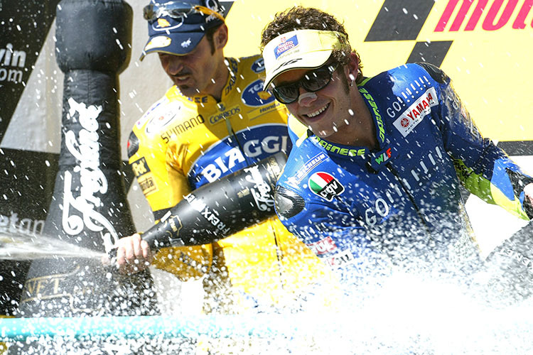 Valentino Rossi 2004 auf dem MotoGP-Podest