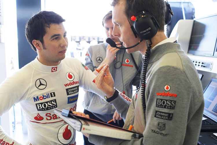 Diskussionen in der McLaren-Box: Sergio Pérez ist noch nicht zufrieden mit dem MP4-28