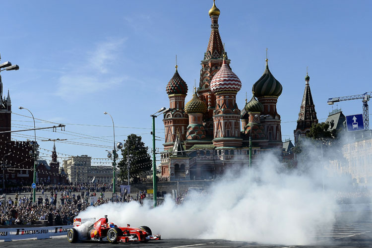 Marc Gené begeisterte die Formel-1-Fans in Moskau mit seiner Demofahrt im Ferrari F60 von 2009