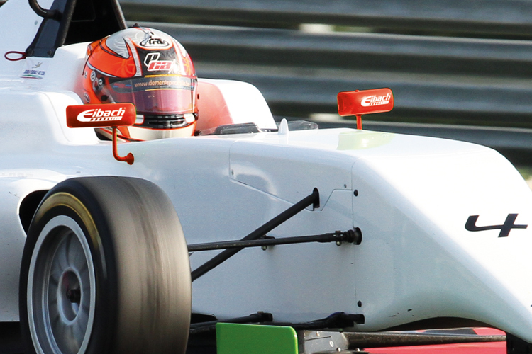 Das Eibach-Logo ist auf den Rückspiegeln der Formel 4-Boliden zu sehen
