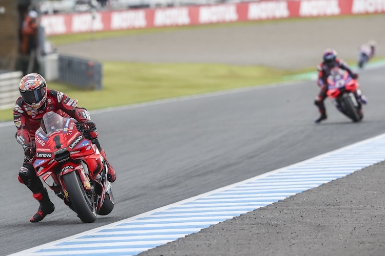 Voll in die Eisen. Weltmeister Bagnaia verzögert in Motegi