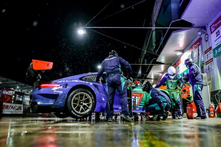 Regen in der Boxengasse: Der Porsche 911 GT3 R von Falken Motorsport