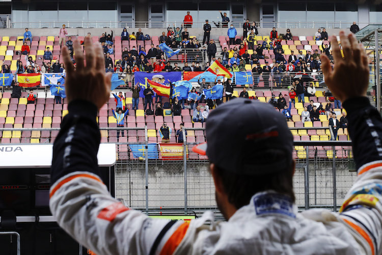 Fernando Alonso winkt den Fans