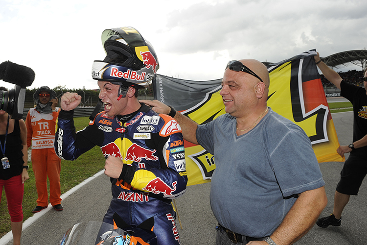 Sepang 2012: Sandro Cortese jubelt mit Vater Antonio über den Moto3-Titel
